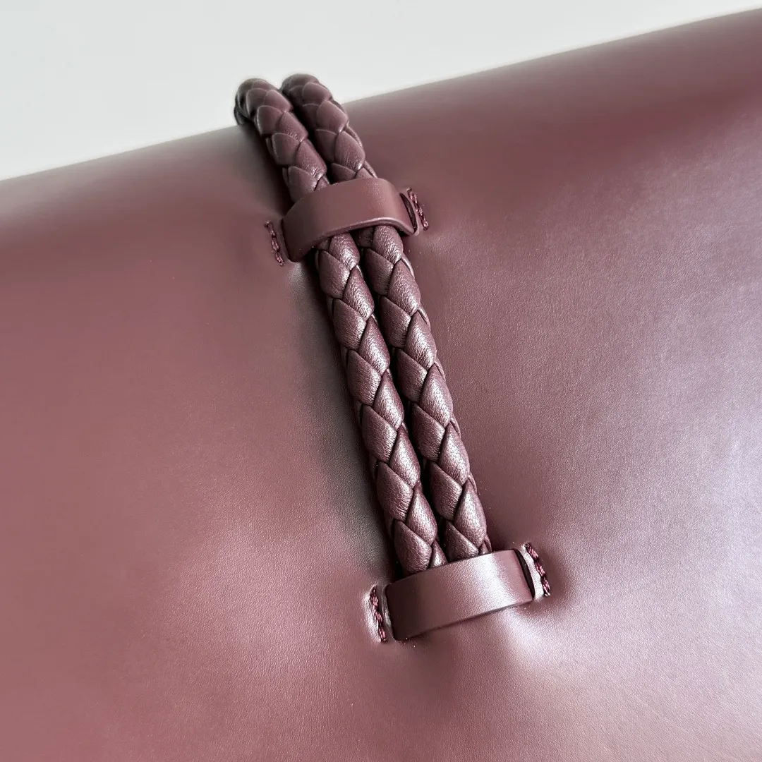 Batch 1680 Inspired by the 1970s, the Bottega Veneta women's logo shoulder bag has a smooth leather surface that brings a clean and handsome feel, just like the neatness and tenacity of a working woman. The front buckle is made of high-quality hardware pendant, the overall retro elegance, and the excellent leather feels soft. This Bottega Veneta series can be described as beautiful, weakening the complexity of the outfit, not competing for it, and only using the best quality to interpret itself. Style number: 806034 (large size) Size: 30*20*8cm